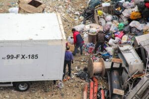 profesjonalne ciężarówki przewożące posegregowane odpady przemysłowe do recyklingu