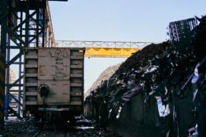 Profesjonalny pojazd przystosowany do bezpiecznego transportu odpadów przemysłowych na trasie